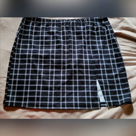 Black plaid mini skirt - Picture 1 of 3